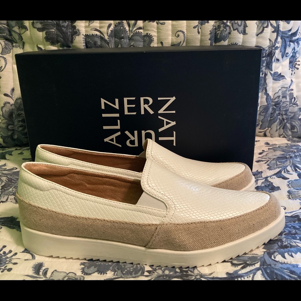 Brand New leather Naturalizer loafers